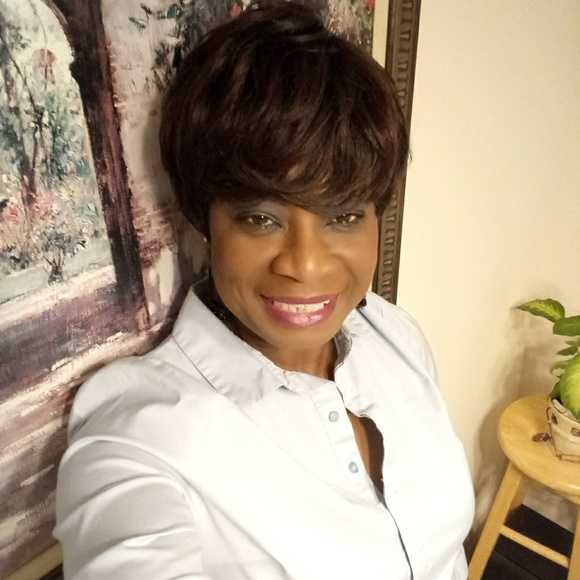 Meet your Posher, Liz - Picture 2 of 4